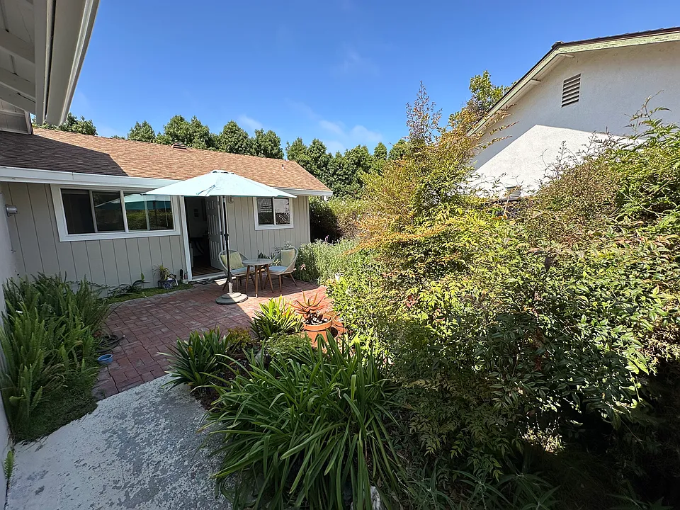 833 La Roda Ave