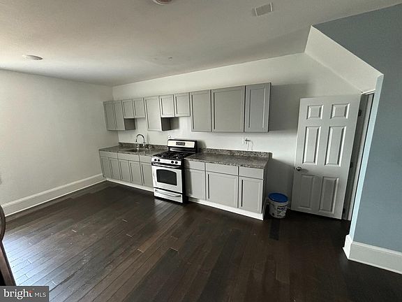3rd image of 2212 W Fayette St