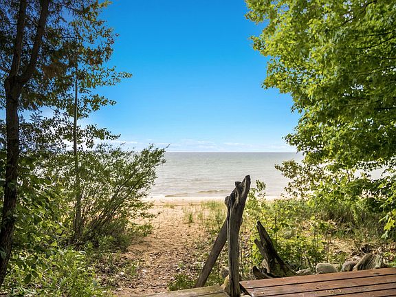 4th image of 2856 Birchview Dr