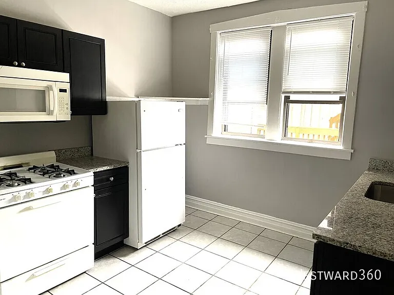 2551 N Avers Ave #2C — Photo 2