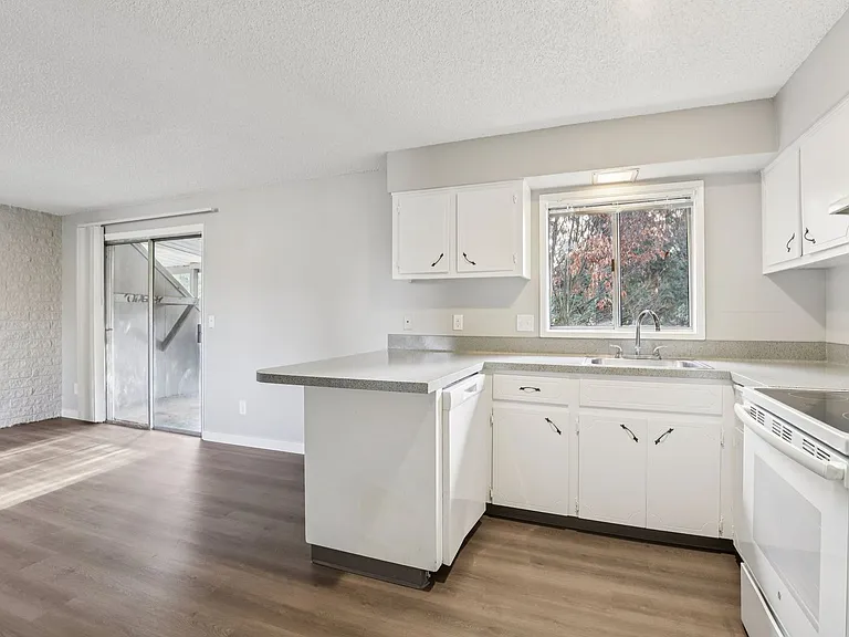 Cypress Crest Apartments — Photo 42