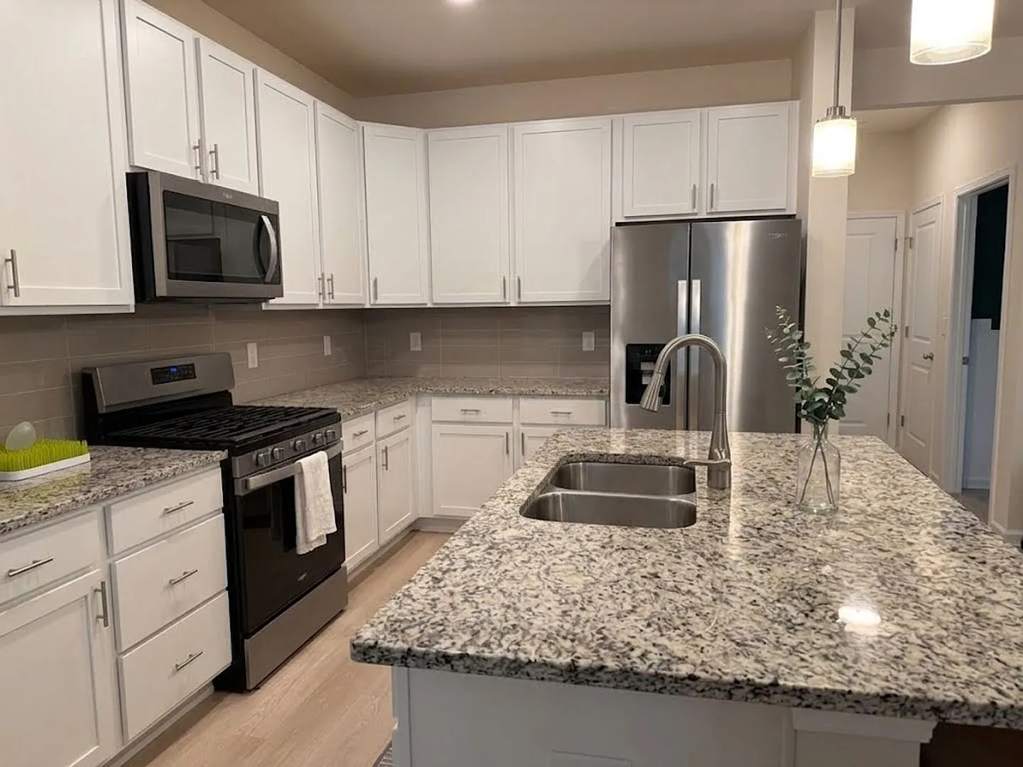 Beautiful 3 bed, 3 bath Townhome with 2 car garage! — Photo 3