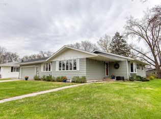 826 Park Dr S, Fargo, ND 58103