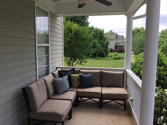 Both sides are spacious. 