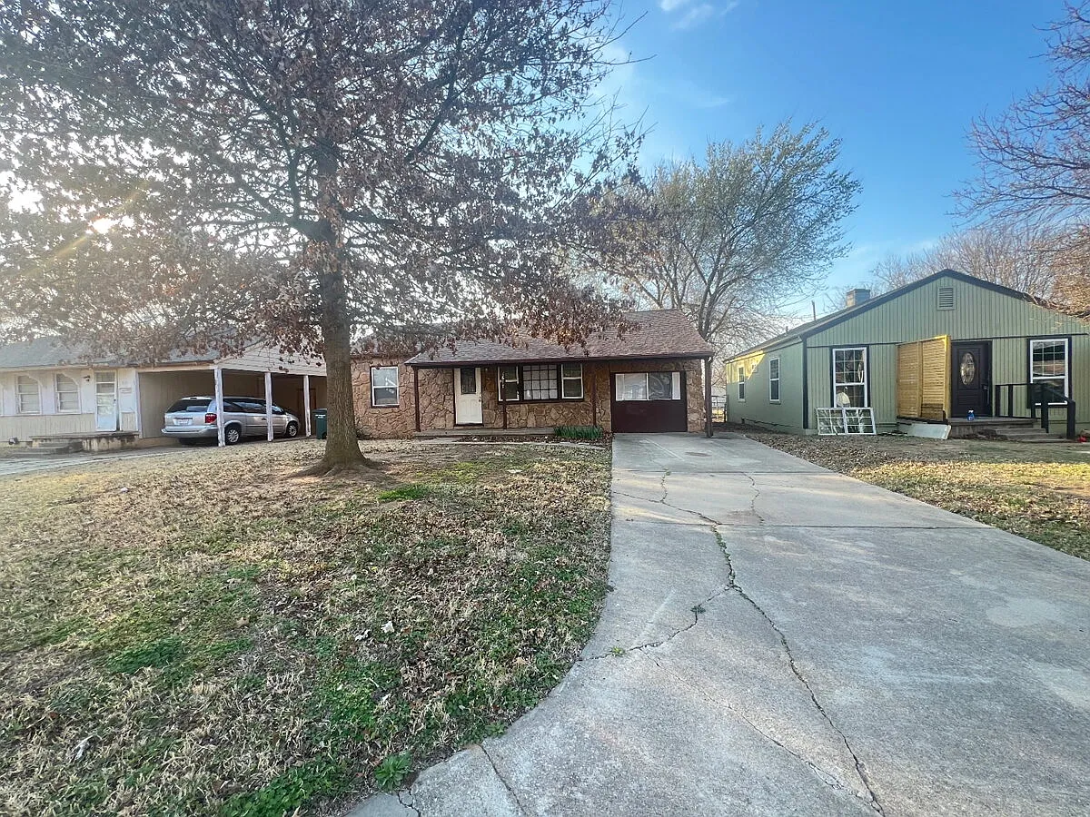 3 bed, 2.0 bath, 1155 sqft, $1,200 — Photo 2
