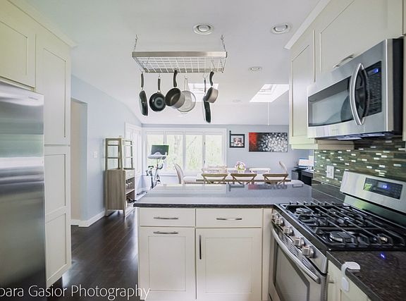 4th image of 27 Londonderry Ln