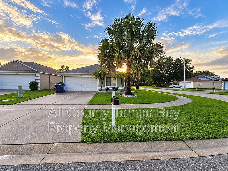 3 bed, 2.0 bath, 1355 sqft, $2,300 — Photo 3