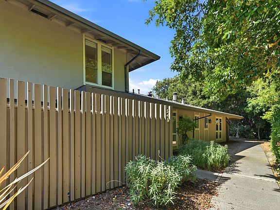 5th image of 245 Roundtree Way
