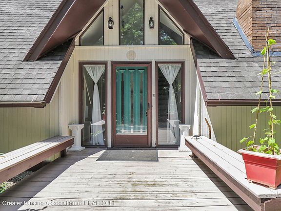 2nd image of 9748 Sherwood Dr