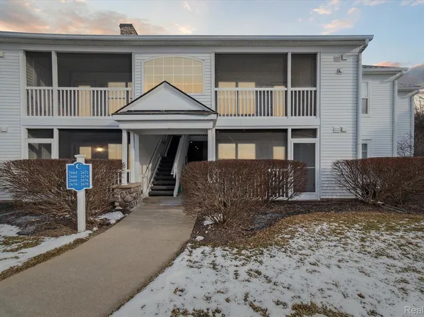 2670 S Knightsbridge Cir, Ann Arbor, MI 48105