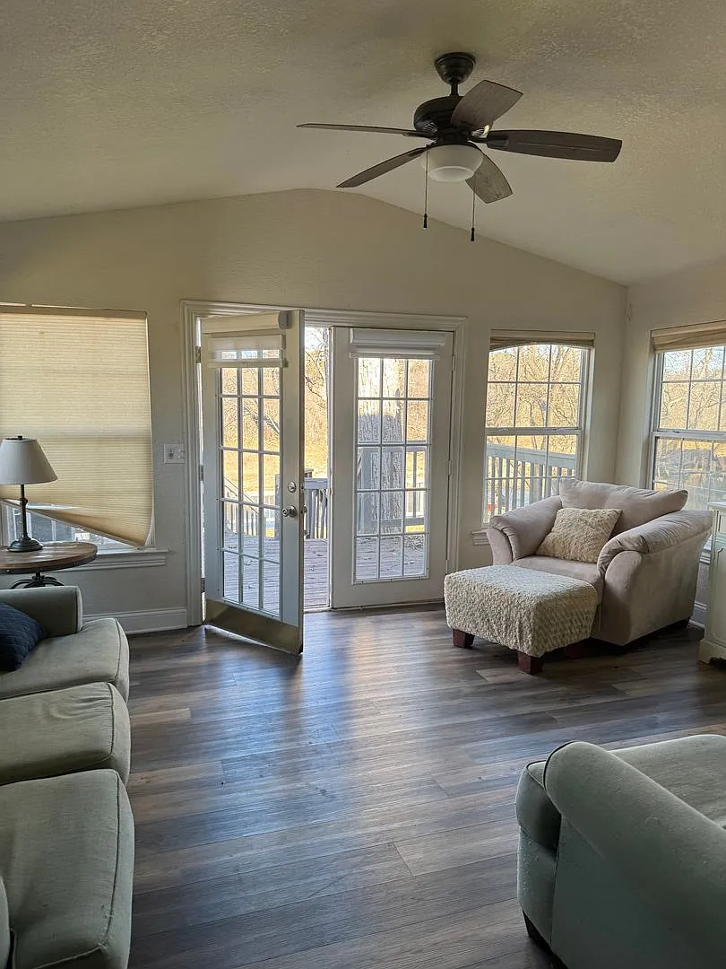 "Charming Home for Rent on the River in Scenic Clifton Tranquil Living Awaits!" — Photo 2