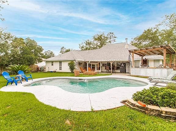 3rd image of 926 Crestwood Dr