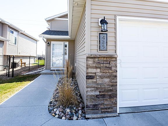 4th image of 425 Foxtail Dr