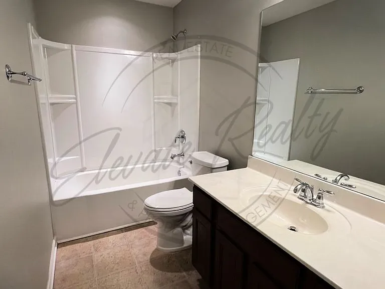 1676 Stonewater Dr — Photo 8