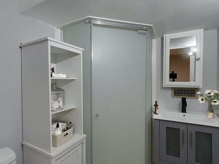 2 Howard Cres #2 — Photo 10