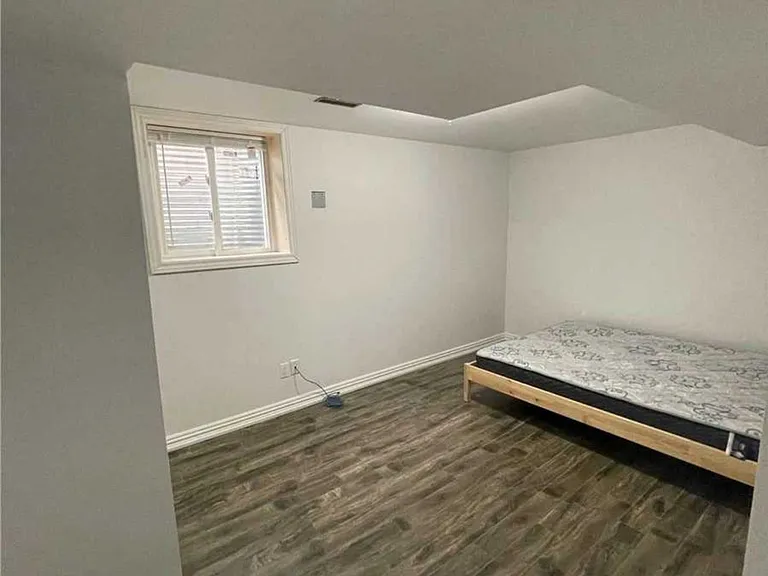 43 Saintsbury Sq #BASEMENT — Photo 2