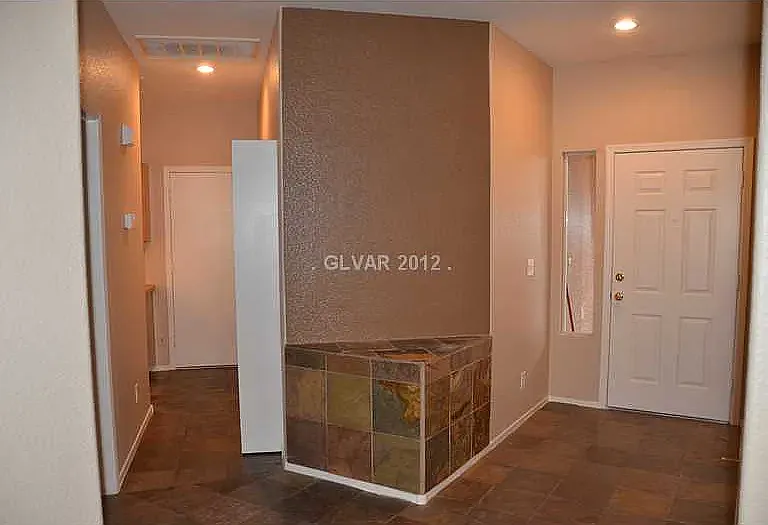 3 bed, 1456 sqft, $2,100 — Photo 2