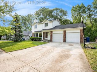 2358 Highfield Rd, Waterford, MI 48329