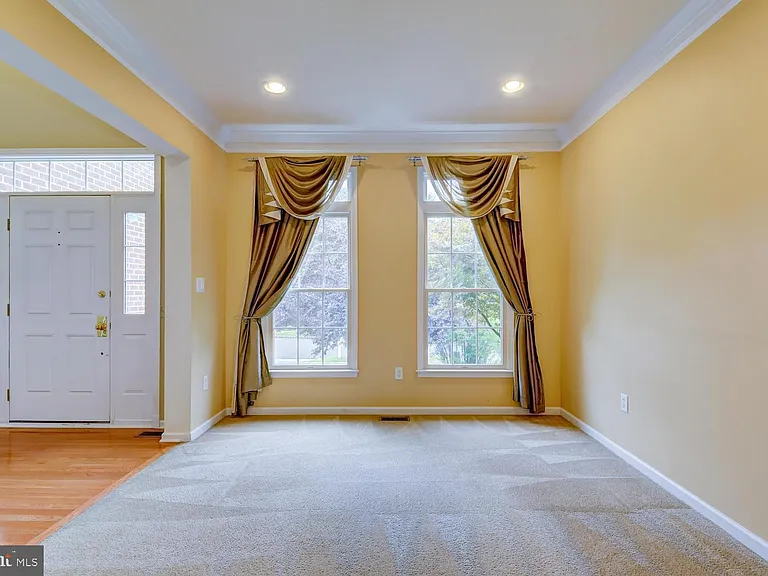 45 Lockwood Dr — Photo 8