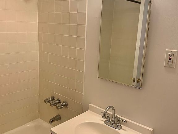 5th image of 54 W 74th St APT 610