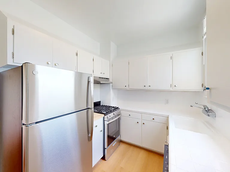 225 Irving St #10 — Photo 1