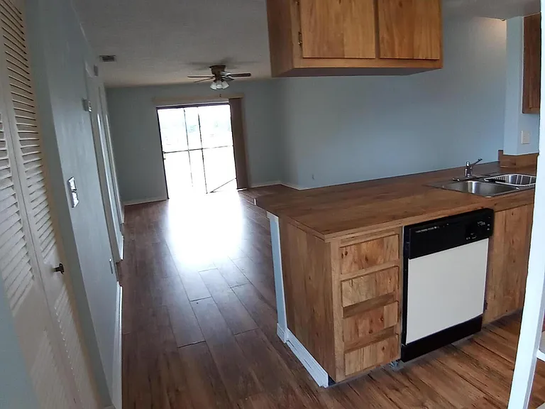 1800 University Ln #106 — Photo 2