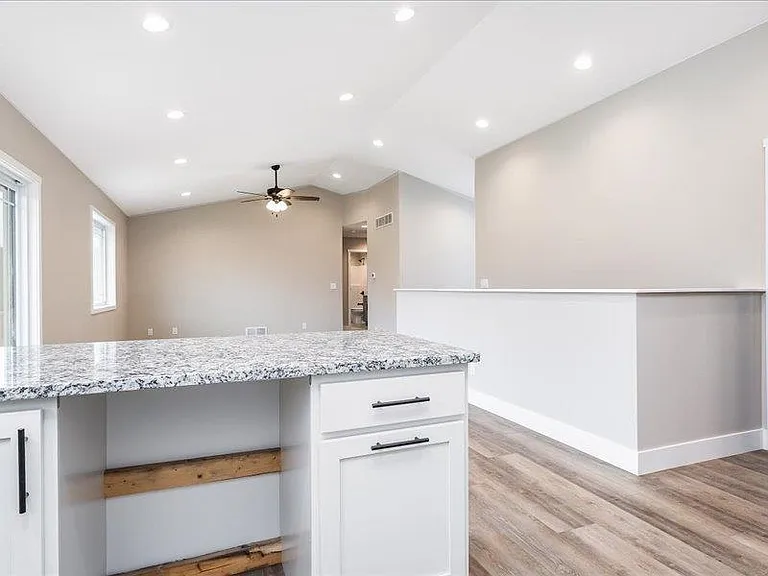 405 N Blake Ave — Photo 10