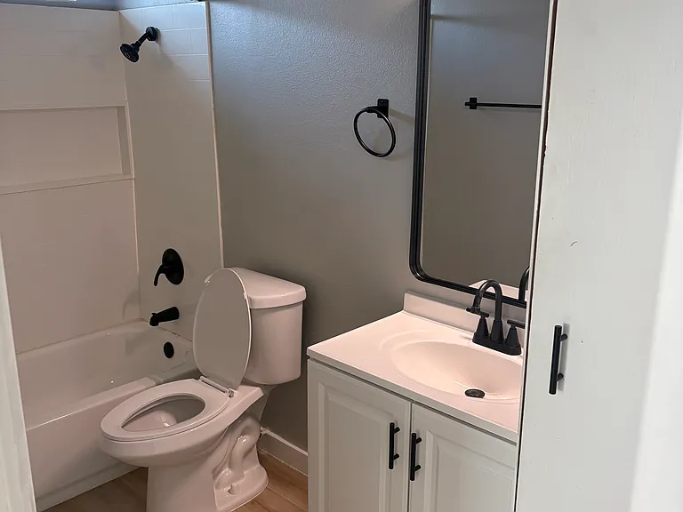 1925 W Village Dr #4 — Photo 3