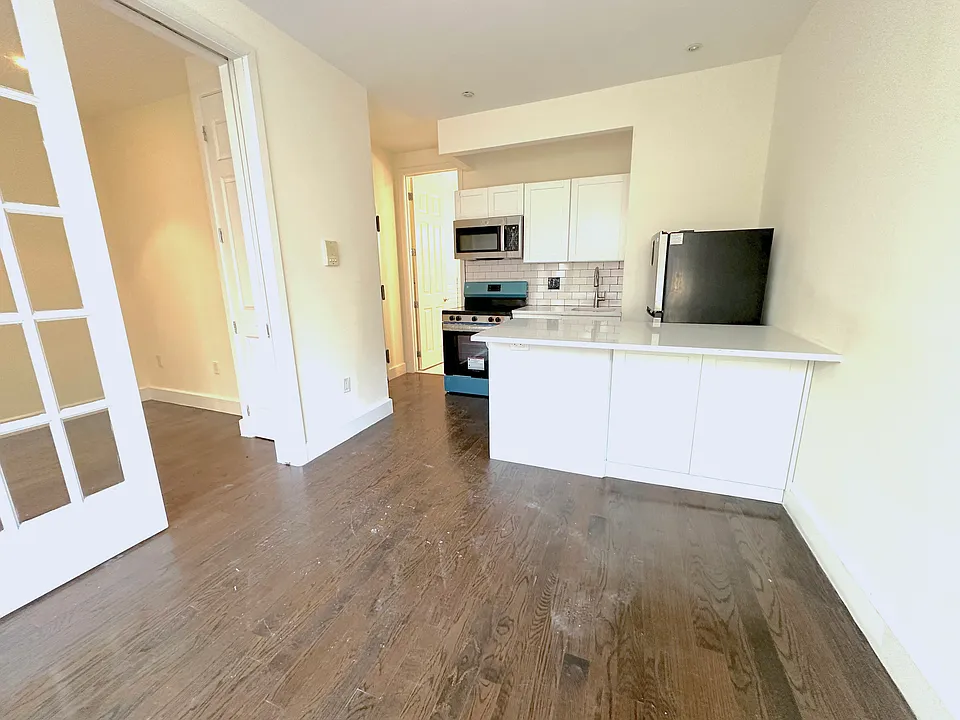 306 W 22nd St #4A