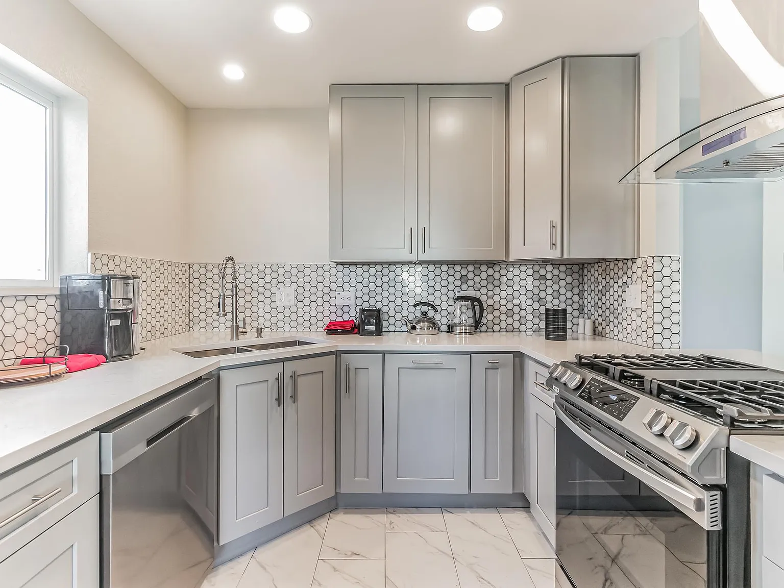 3 bed, 2.0 bath, 1473 sqft, $2,600 — Photo 4
