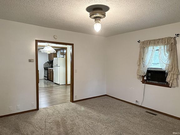 3rd image of 900 E Lordeman St