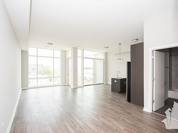 4th image of 1549 W North Ave #307