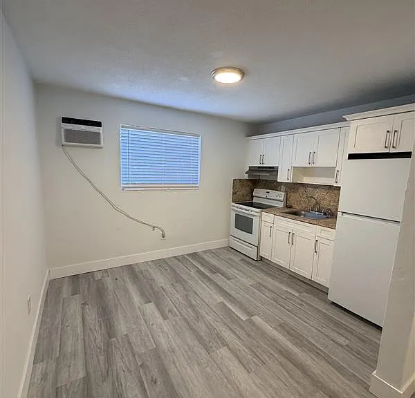 1380 SW 2nd St #2 — Photo 4