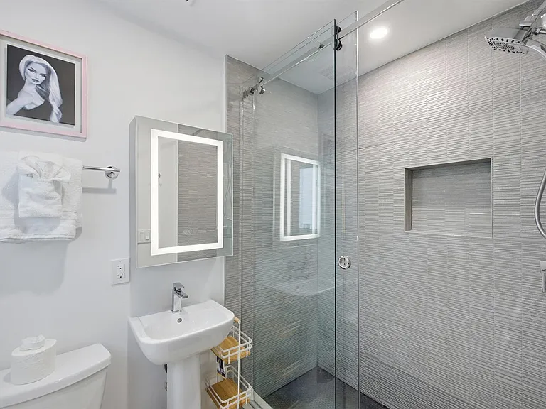 100 NE 22nd St — Photo 25