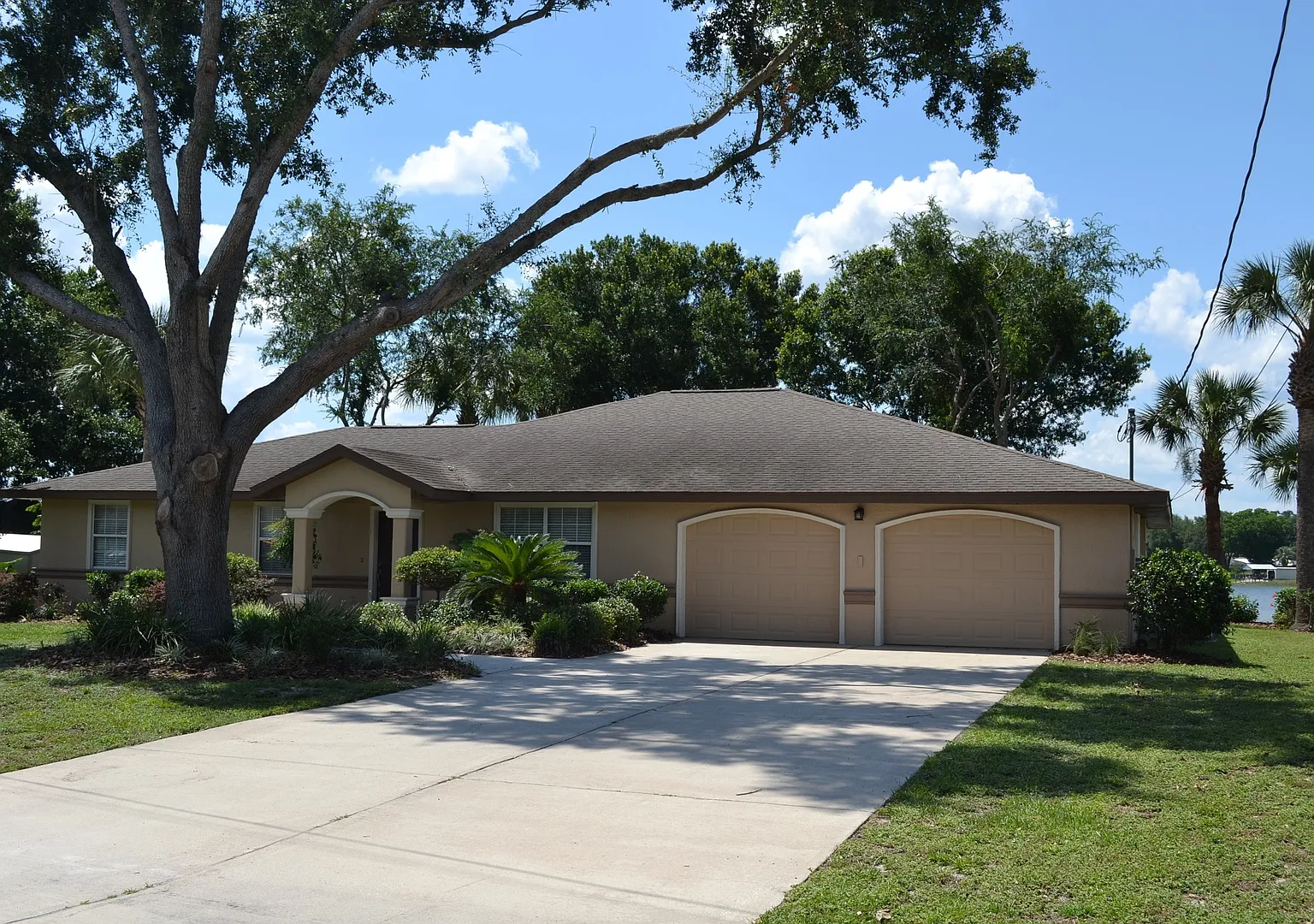 Lake Weir - Bird Island Rental - 5/3/2 Water Front Living at it's Best! — Photo 3