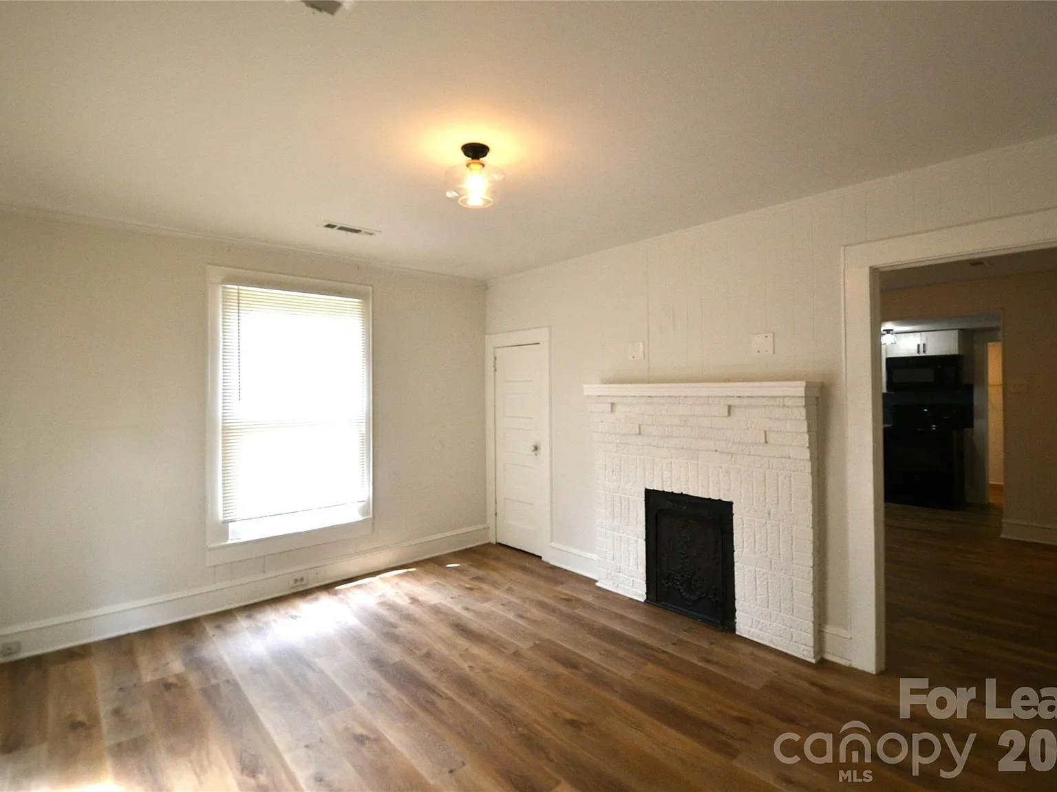 2 bed, 1.0 bath, 780 sqft, $1,200 — Photo 3