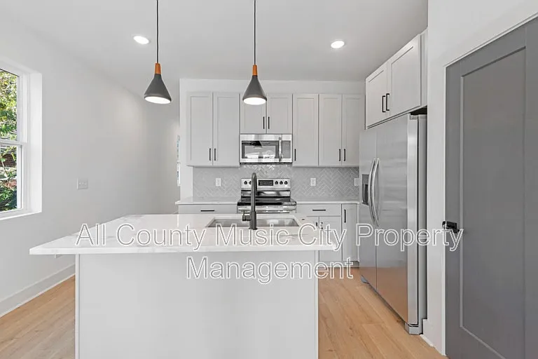 204B Alta Loma Rd — Photo 2