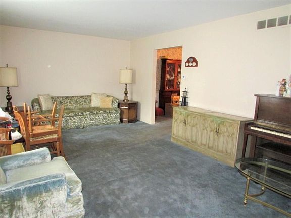 4th image of 2745 Woodford Dr