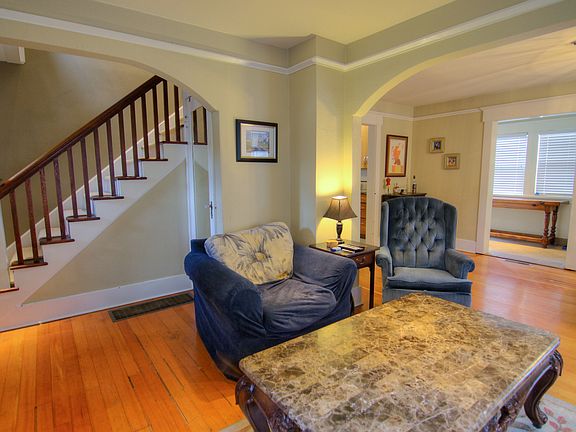 4th image of 1126 N Oakes St