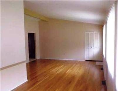 4th image of 2630 Narraganset Dr