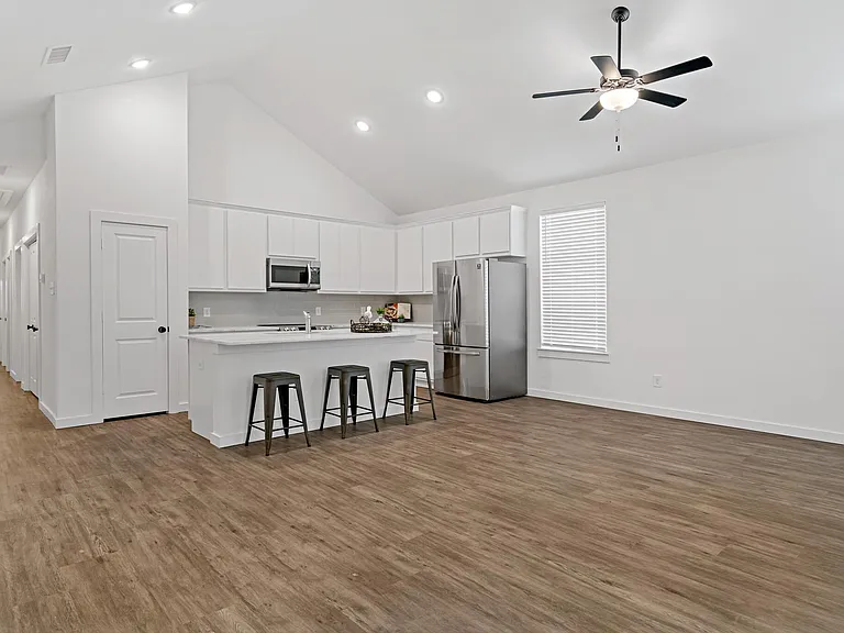 1303 S Bells Dr — Photo 3