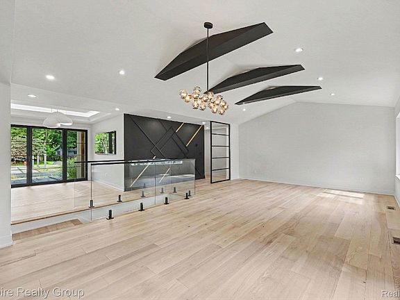 5th image of 4340 Queens Way