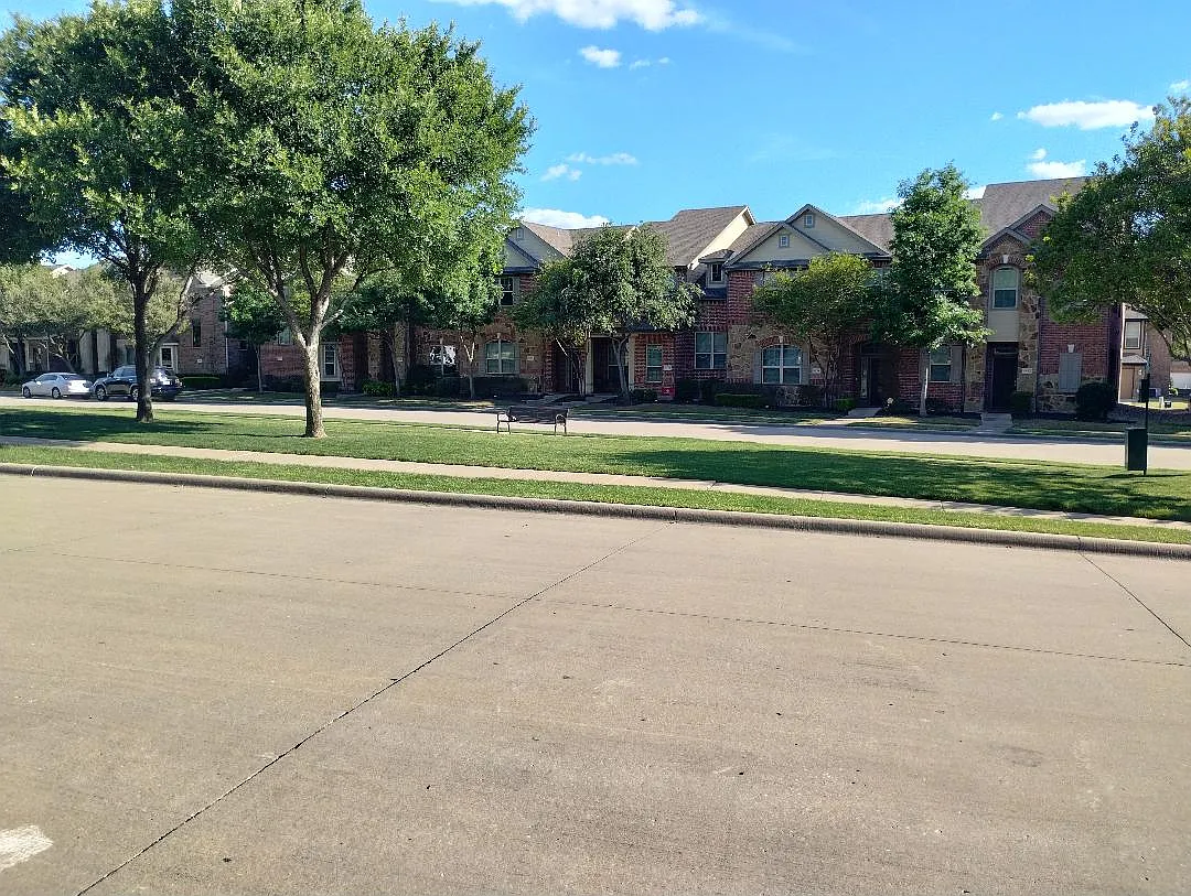Courtyard in front - 1943 Longmeadow Hill Dr