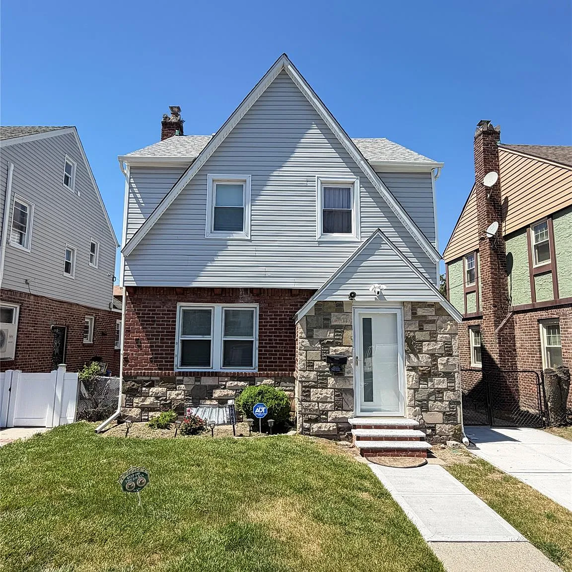 3 bed, 1.0 bath, 1384 sqft, $4,000 — Photo 1