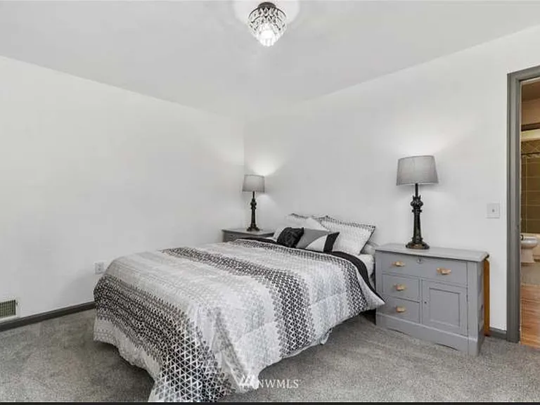 2522 N Lafayette Ave — Photo 17