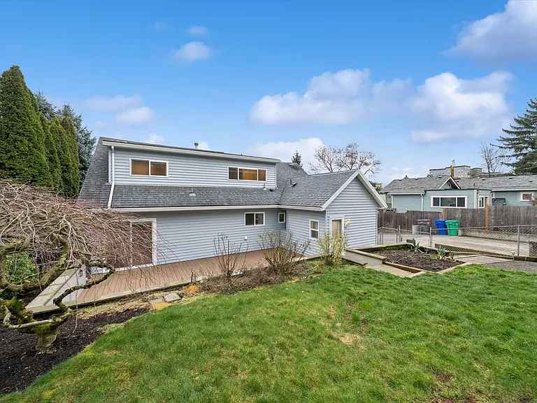 1831 SW Evans St — Photo 44