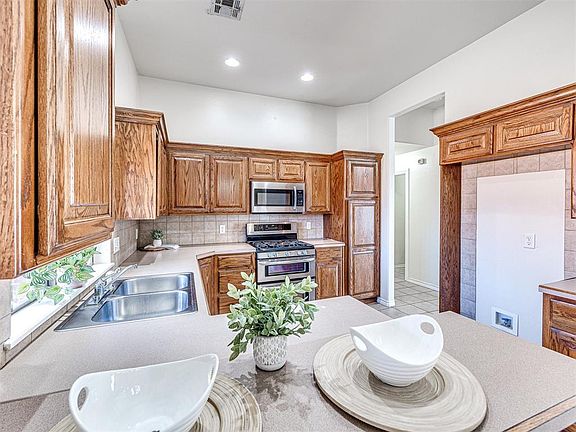 3rd image of 4009 Oakbrook Dr