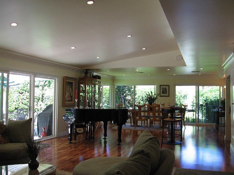 Contemporary Open Floorplan w. tons of natural light!