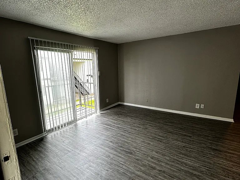 Saddle Ridge Apartments — Photo 32