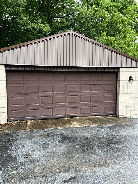 2nd image of 615 Nelson Rd